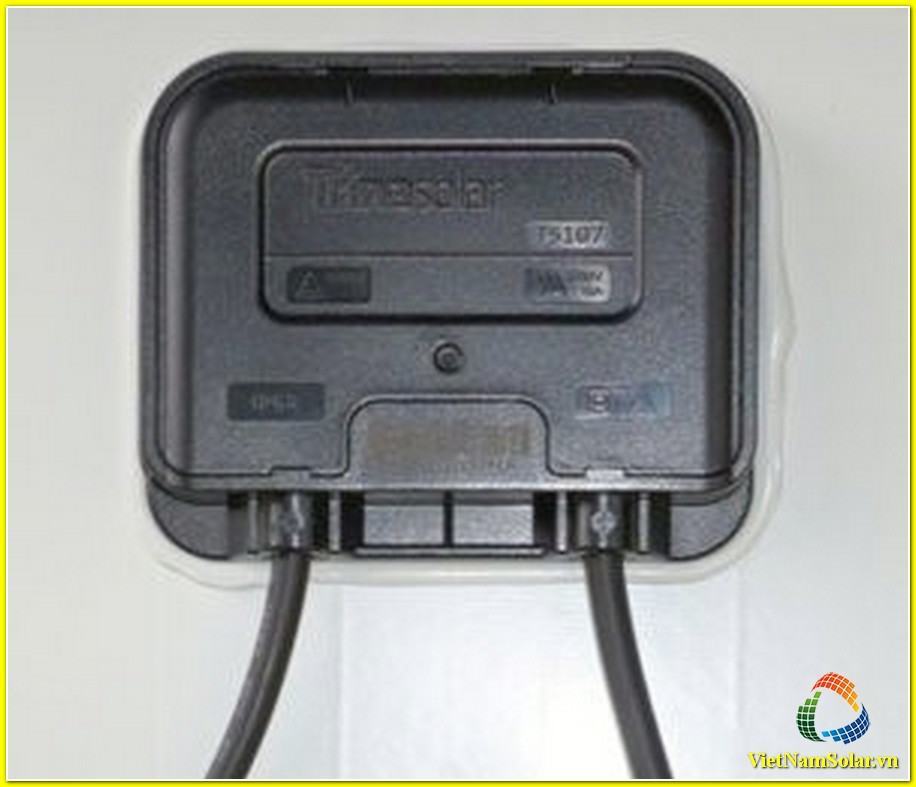 Cấu tạo và nguyên lý hoạt động của tấm pin năng lượng mặt trời 5 Hộp nối