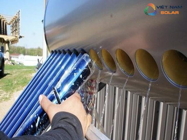 Vệ sinh máy nước nóng năng lượng mặt trời như thế nào
