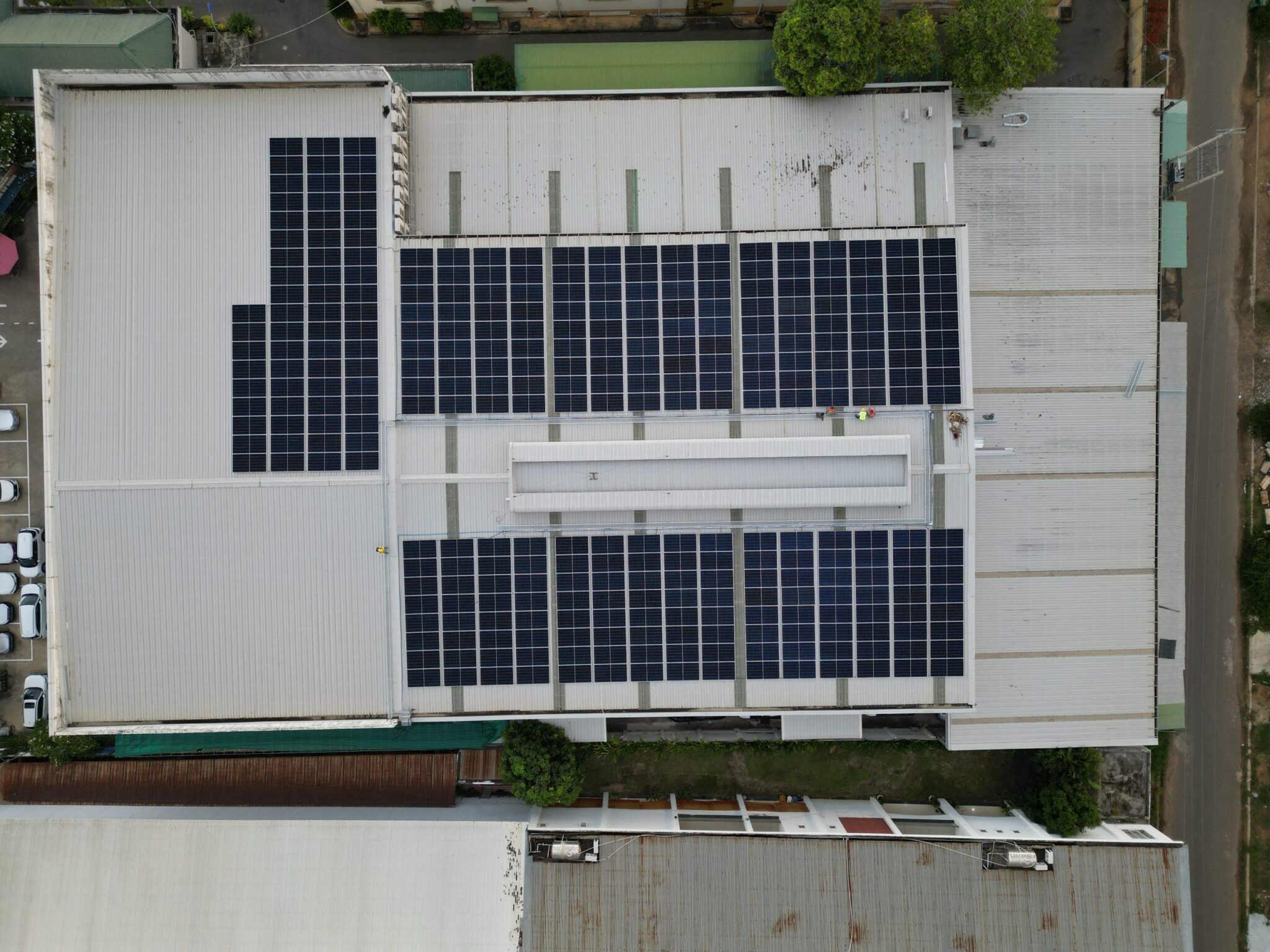 Lắp Điện Mặt Trời Cho Doanh Nghiệp Hệ 211KWP tại Toyota Bình Thuận
