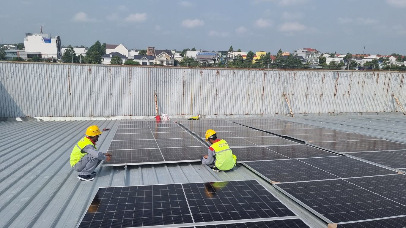 Quy trình lắp đặt tiếp địa hệ thống pin mặt trời đúng chuẩn 5 pin nang luong mat troi co may loai