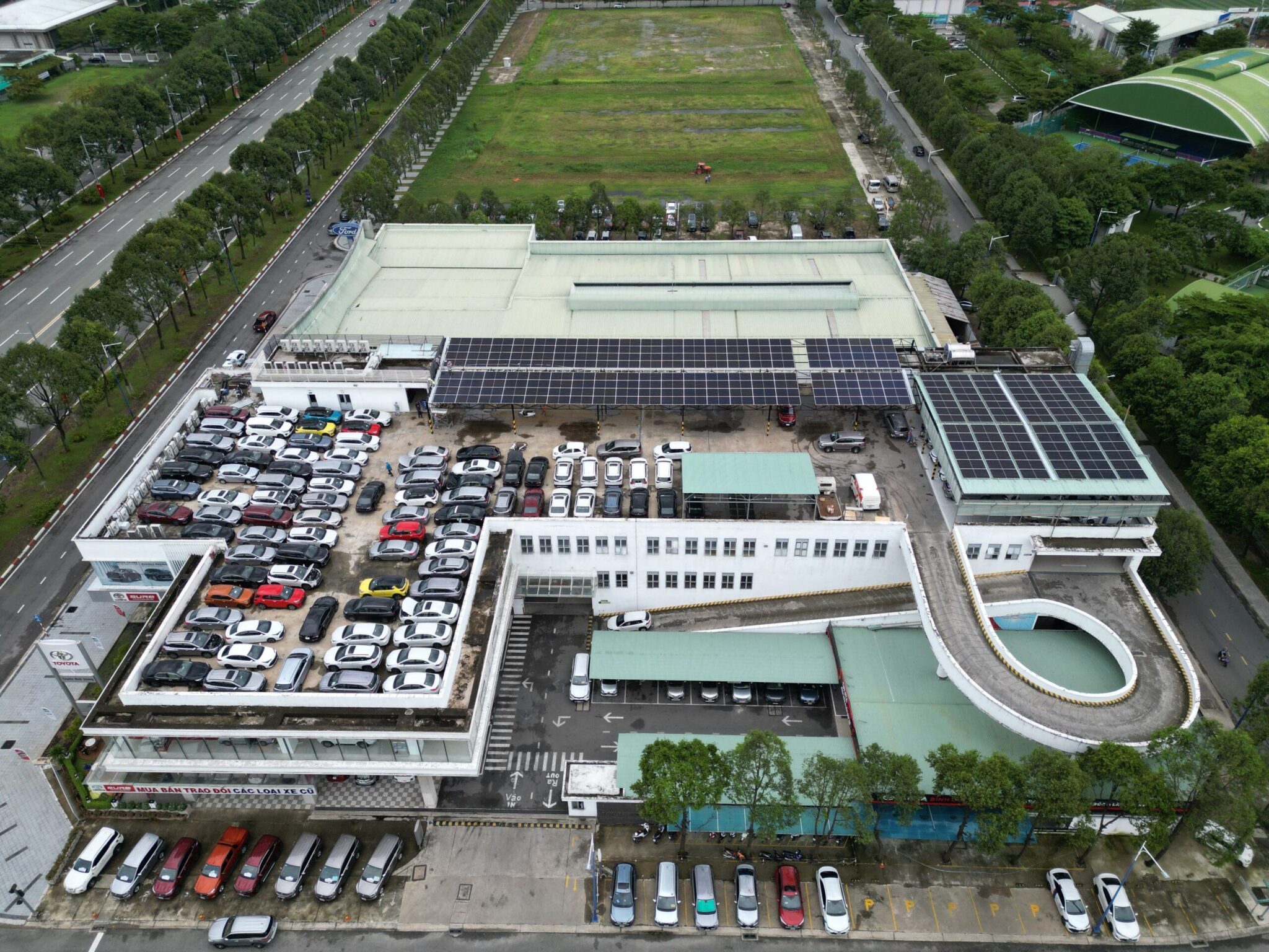 Lắp Điện Mặt Trời Cho Doanh Nghiệp Hệ 158KWP tại Toyota Bình Dương 3 DJI 0612 scaled