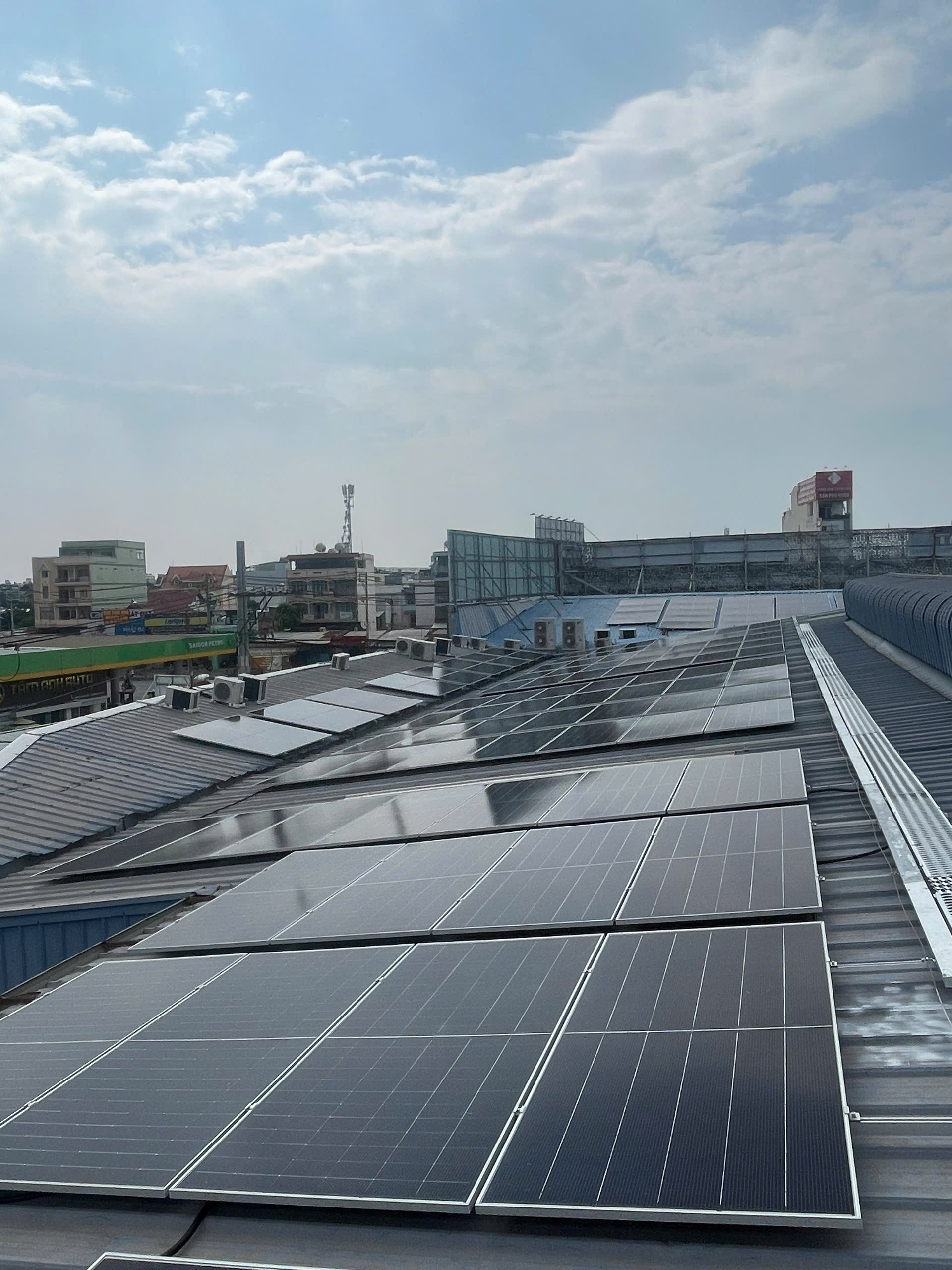 Hệ Thống Điện Mặt Trời Showroom Ô Tô Công Suất 128kWp Tại Thủ Đức