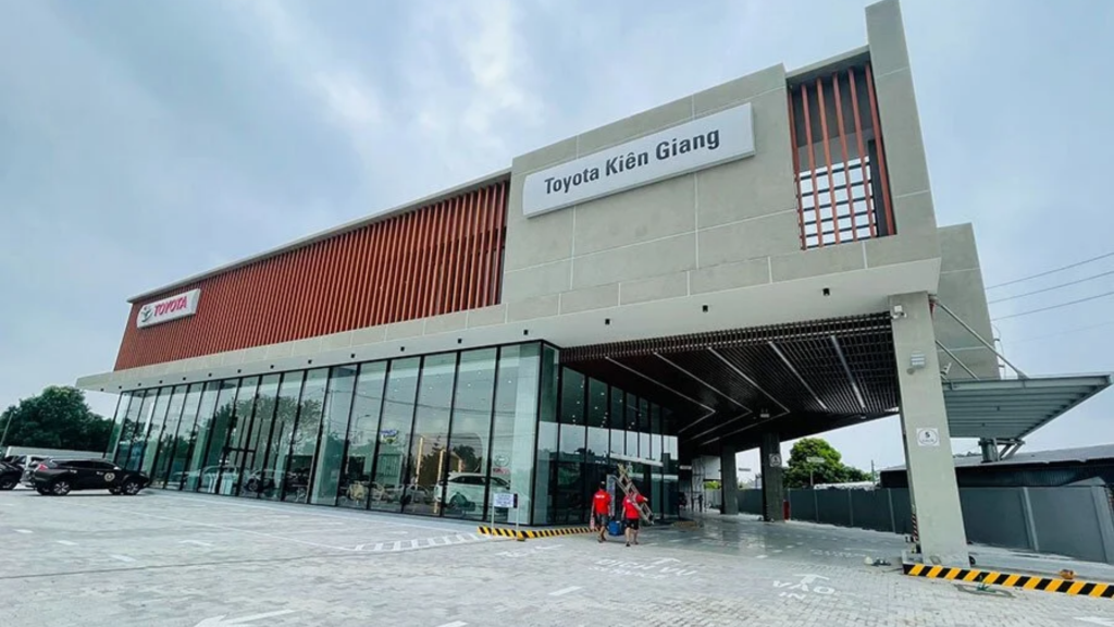 Hệ Thống Điện Mặt Trời Hybrid 220kWp Lưu Trữ 100kWh - Tiết Kiệm 90 Triệu Tiền Điện 8 toyota kien giang viet nam solar