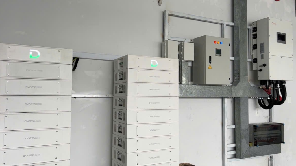 Hệ Thống Điện Mặt Trời Hybrid 220kWp Lưu Trữ 100kWh - Tiết Kiệm 90 Triệu Tiền Điện